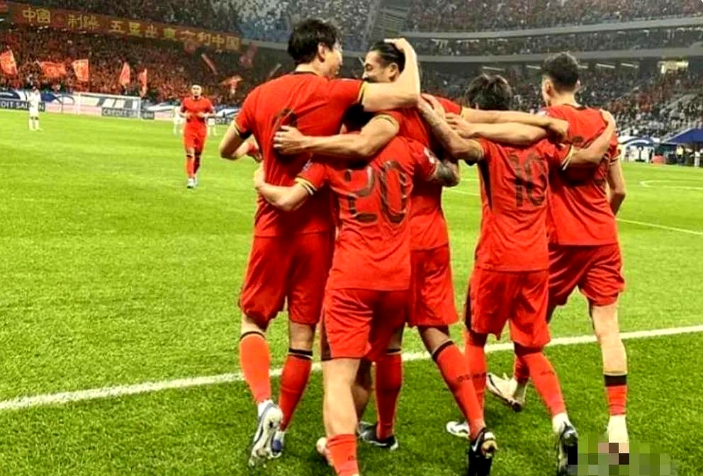 足球劲旅比拼，赛场硝烟四起