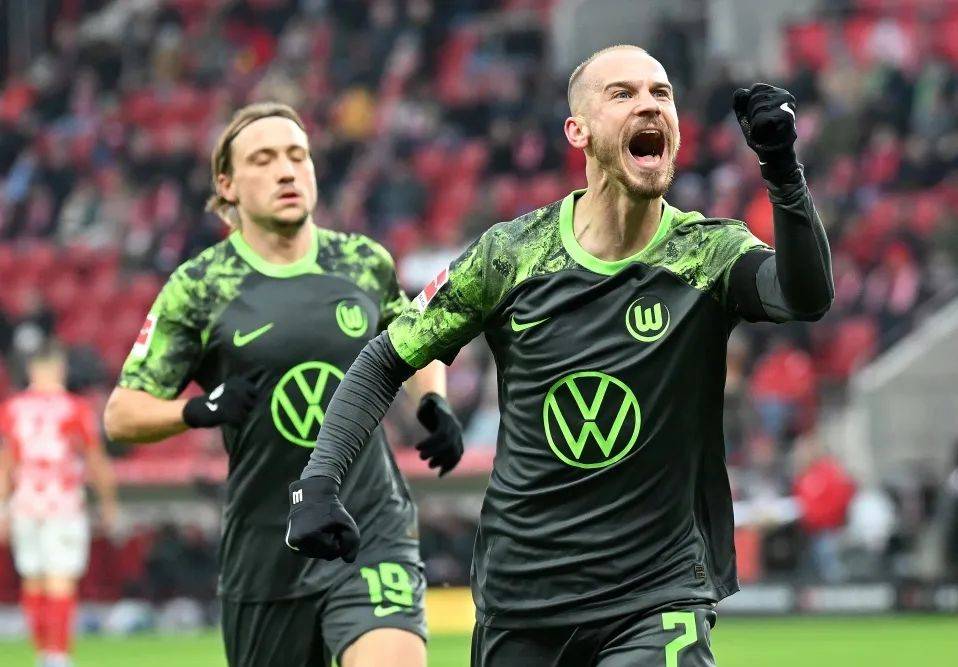 包含沃尔夫斯堡客场险胜，喜获胜利的词条