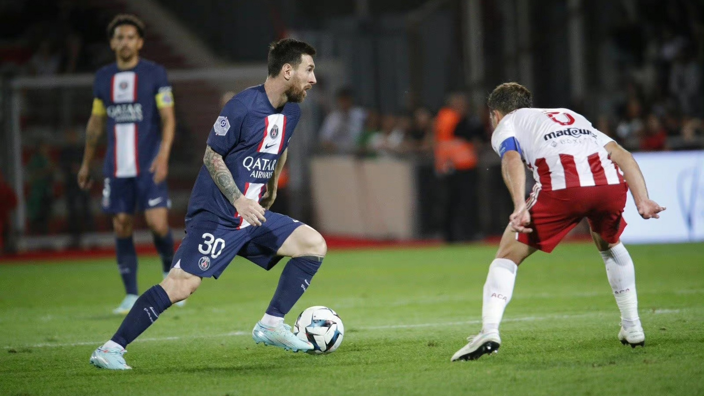 关于阿雅克肖球队团结奋战，夺取法甲胜利的信息